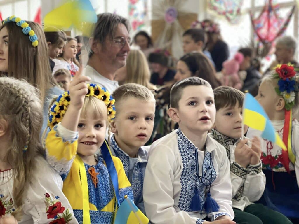 Діти спостерігають за виступами.