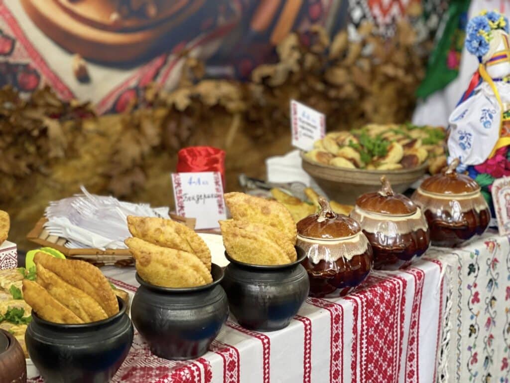 Смаколики на фестивалі борщу.