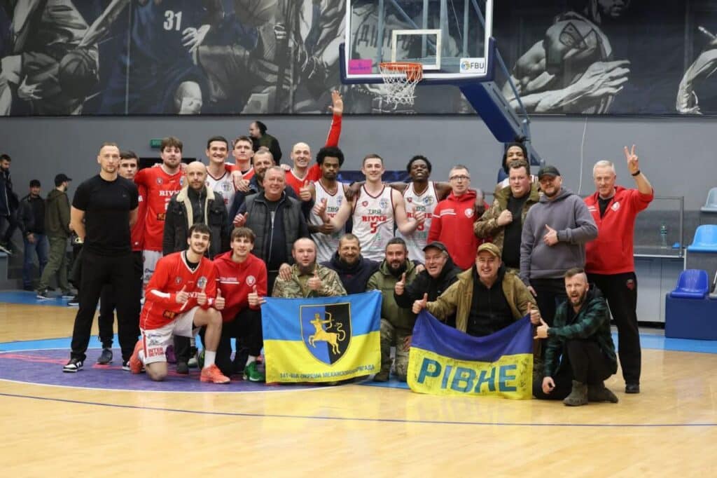 Рівненські військовослужбовці, які підтримували БК "Рівне" під час матчу сфотографувалися після переможного овертайму