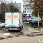 Фургон, який наїхав на дитину.