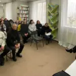 Присутні слухають розповідь Галини Носад у Гощанській центральній бібліотеці.