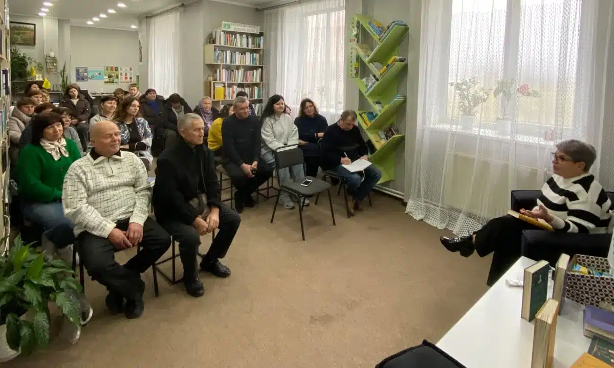 Присутні слухають розповідь Галини Носад у Гощанській центральній бібліотеці.