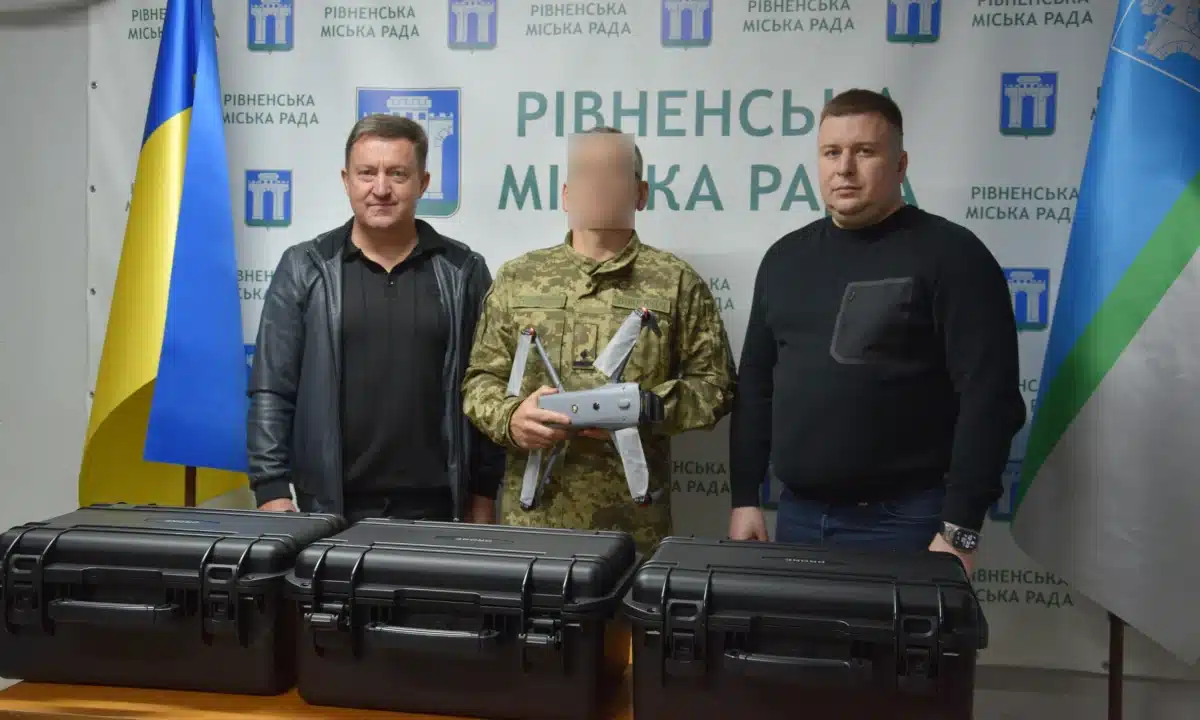 Дрони прикордоннику передає сільський голова Городка.