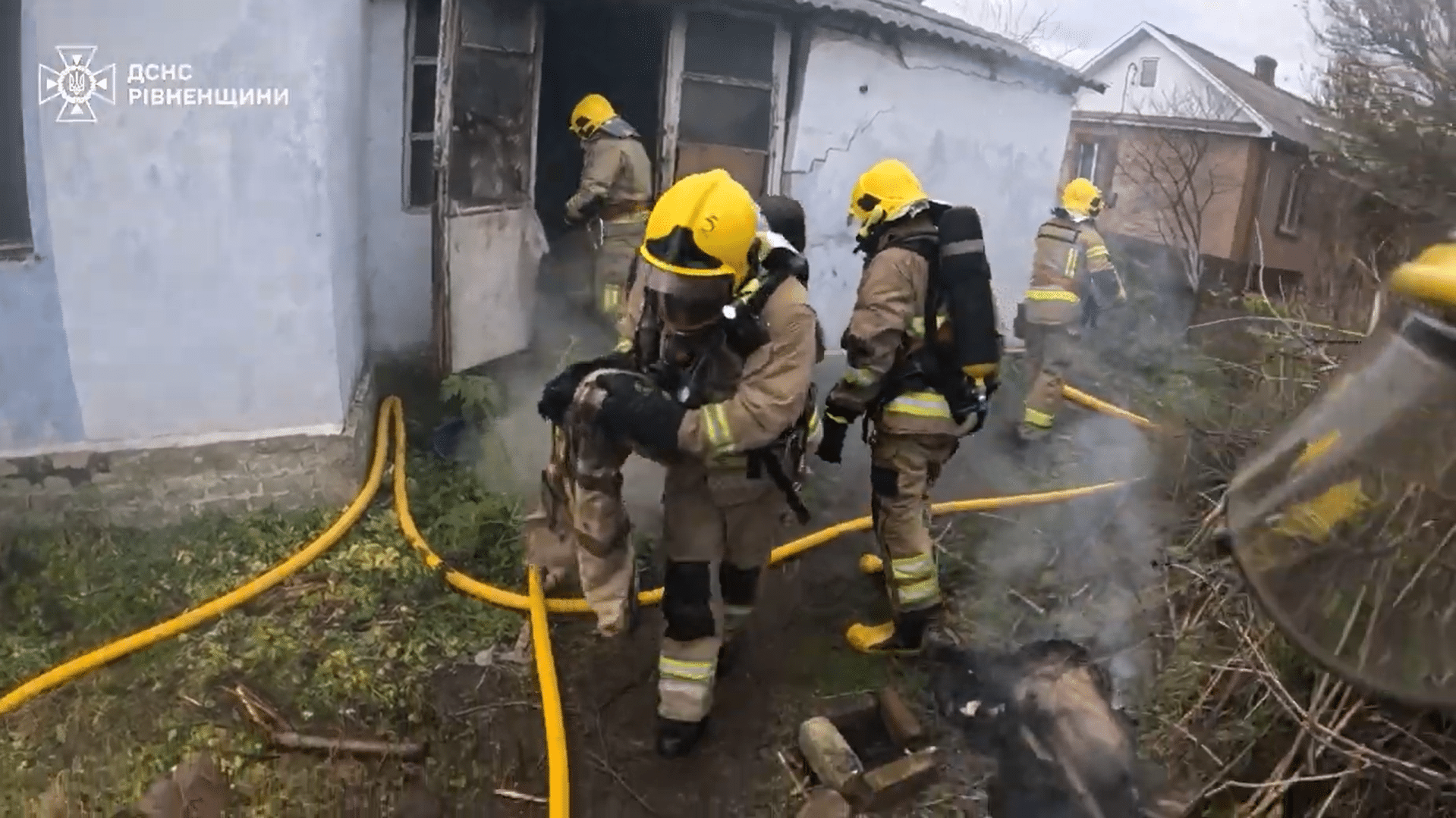 У Дубні горів житловий будинок (ВІДЕО) Горів будинок у Дубні.