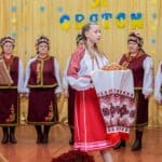 У Данчимості на ярмарку до Дня села зібрали понад 61 тисячу гривень для ЗСУ Виступ жінок на ярмарку