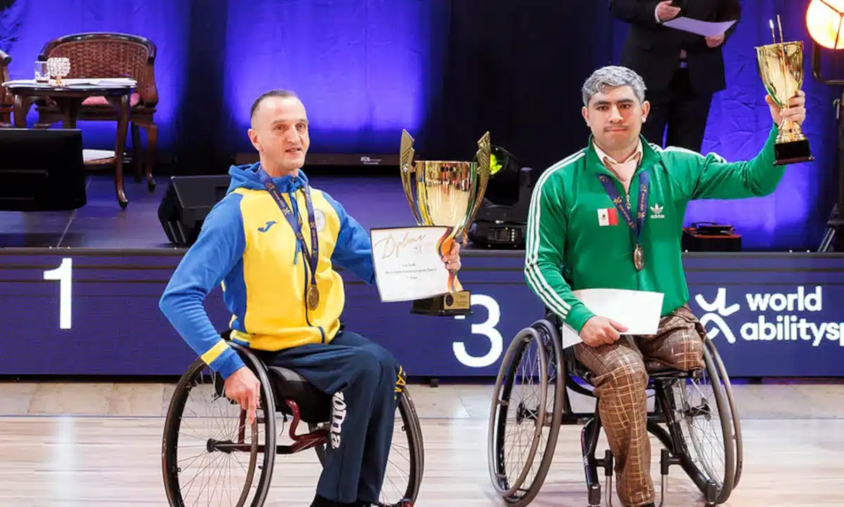 Іван Сівак з нагородою.