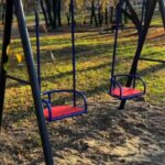 У парку «Хімік» у Рівному облаштували новий дитячий майданчик Дитячі гойдалки на майданчику