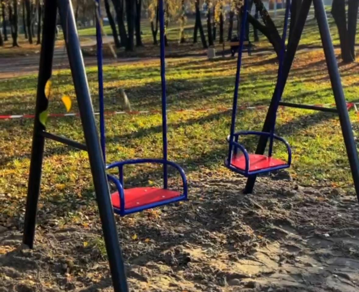 У парку «Хімік» у Рівному облаштували новий дитячий майданчик Дитячі гойдалки на майданчику
