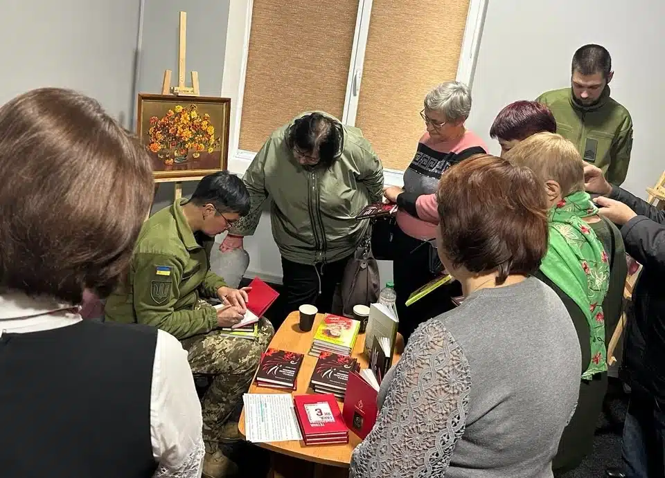 Тетяна Камерістова підписує свої книжки.