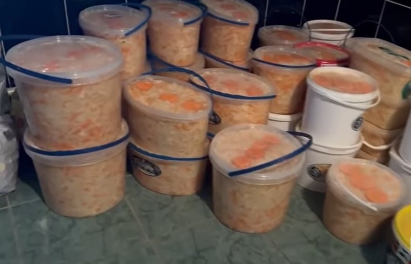 255 літрів капусти заквасили для передачі українським захисникам Чверть тони капусти заквасили у Гощі