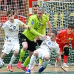 Футзалісти «Кардинала Авангарда» та «Фурнітури» у боротьбі за м’яч у матчі Екстраліги