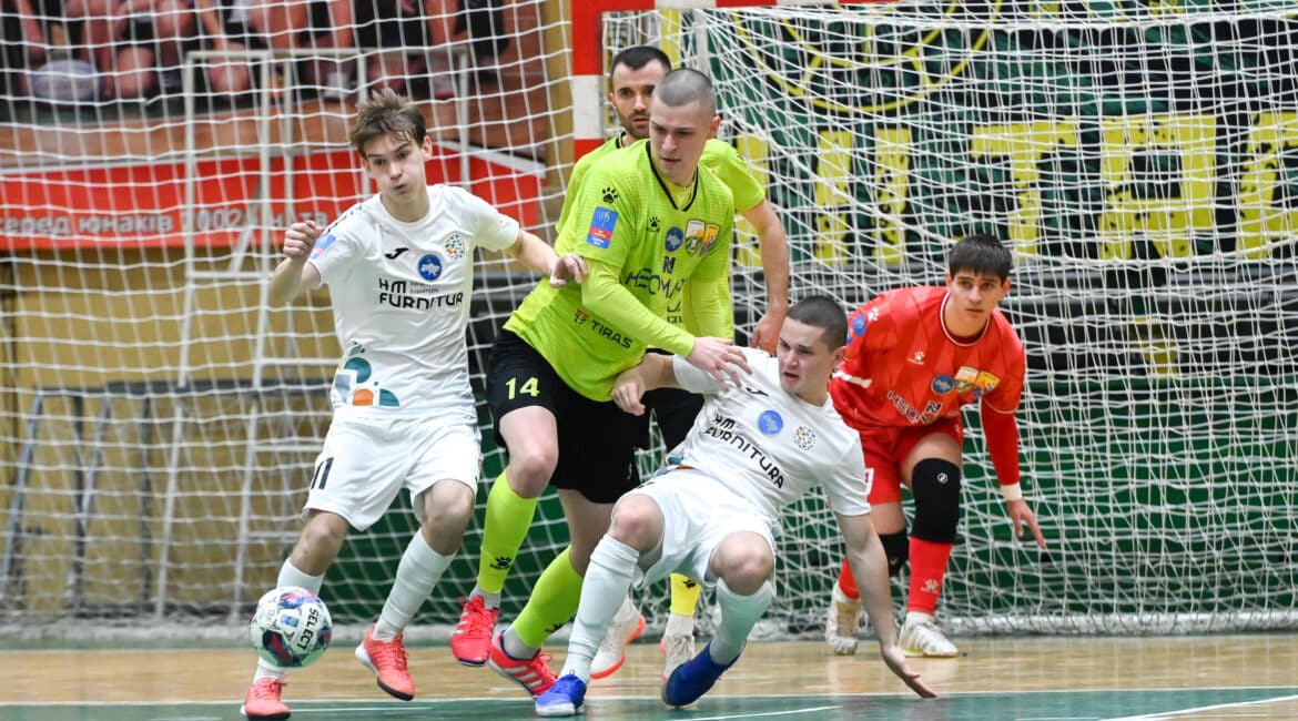 Футзалісти «Кардинала Авангарда» та «Фурнітури» у боротьбі за м’яч у матчі Екстраліги