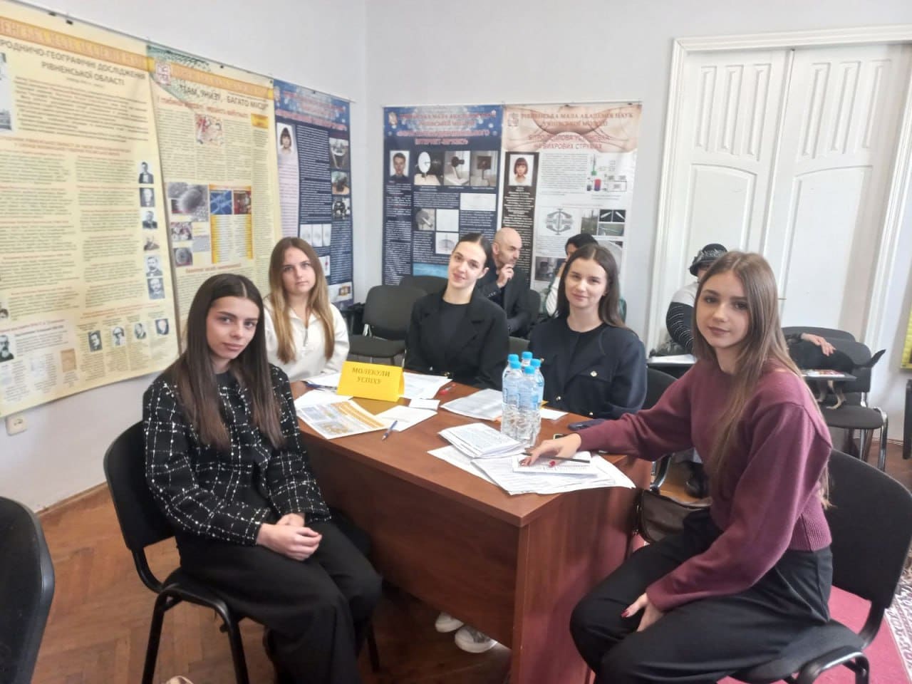 Юні хіміки Рівненщини змагались у наукових батлах Діти на турнірі з хімії