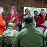 Хор "Горинь" виступає перед військовими.