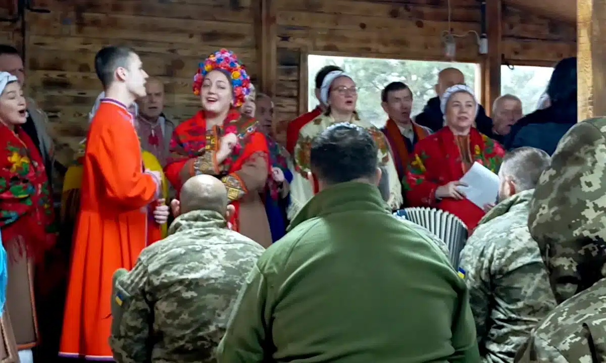 Хор "Горинь" виступає перед військовими.