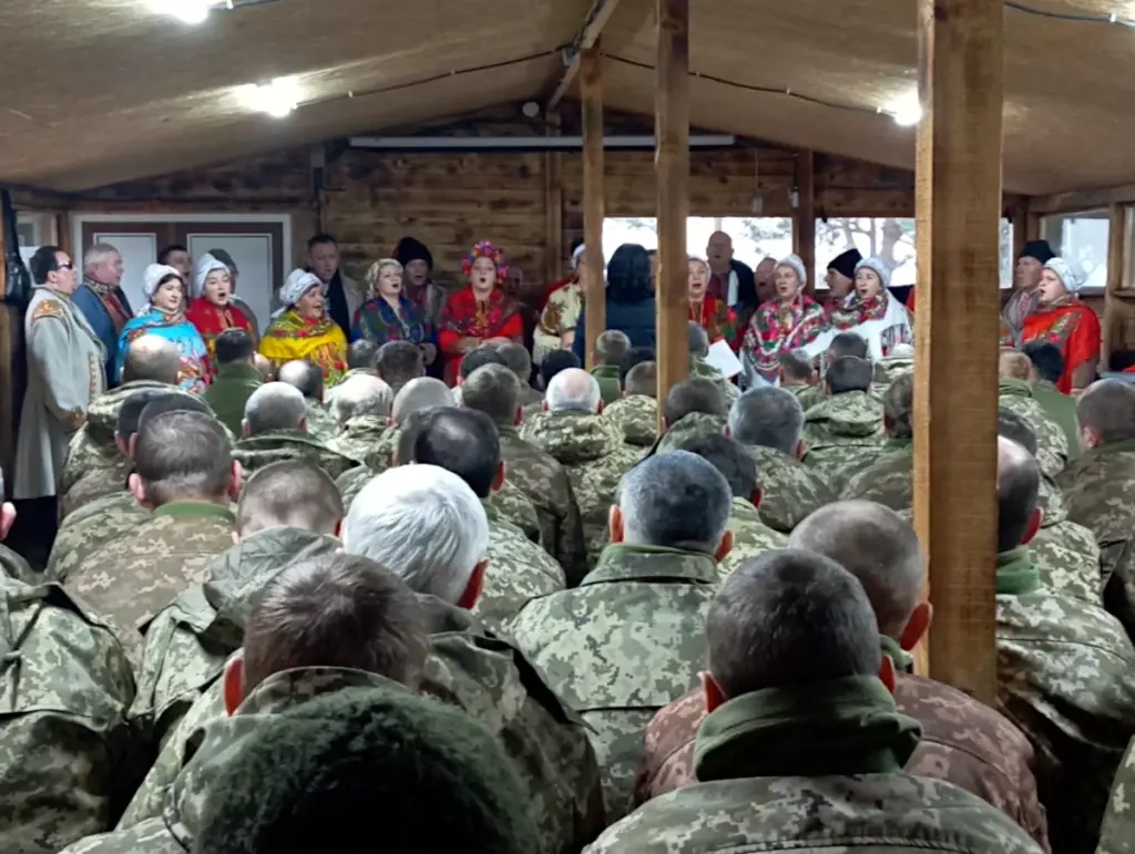 Військові слухають виступ хору "Горинь".