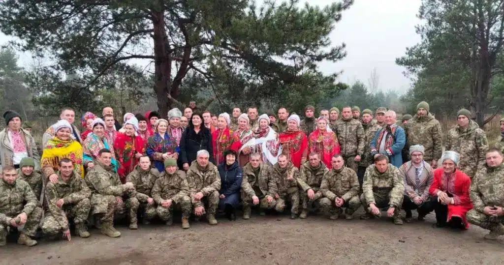 Спільна світлина хору "Горинь" з військовими.