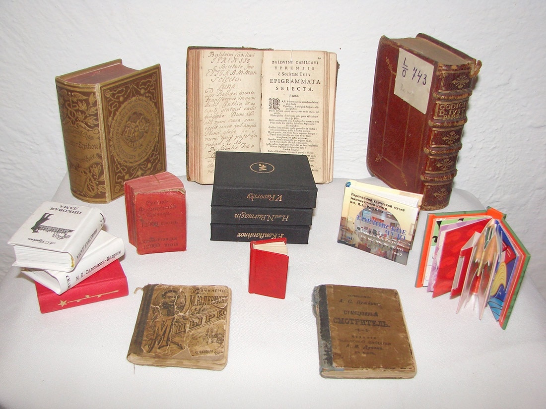 В Острозькому замку відкриють виставку мініатюрних книг XVI–XXI століть Виставка мініатюрних книг