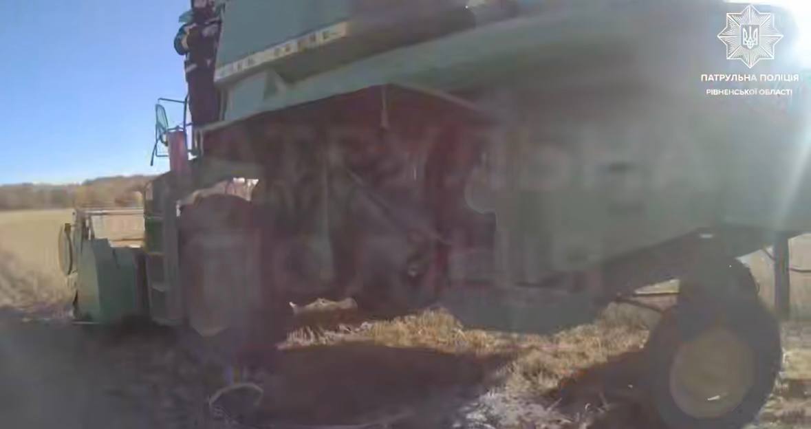 На Дубенщині патрульні допомогли загасити комбайн, що загорівся в полі На Дубенщині патрульні допомогли загасити комбайн, що загорівся в полі