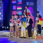 Лев Пилипюк (з українським прапором) серед фіналістів Чемпіонату світу з Tap Dance.