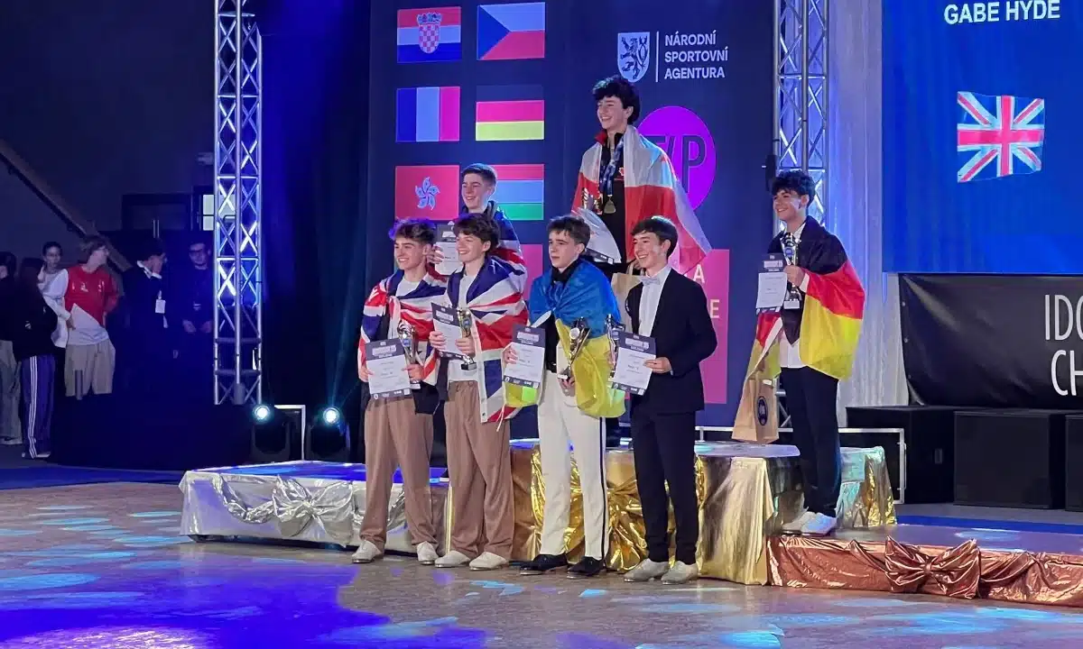 Українець із Рівного у фіналі Чемпіонату світу зі степу в Празі (ВІДЕО) Лев Пилипюк (з українським прапором) серед фіналістів Чемпіонату світу з Tap Dance.