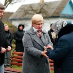 Сільська голова Малої Любаші вручає державні нагороди.