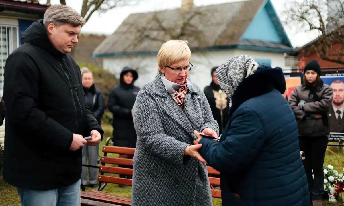 Сільська голова Малої Любаші вручає державні нагороди.