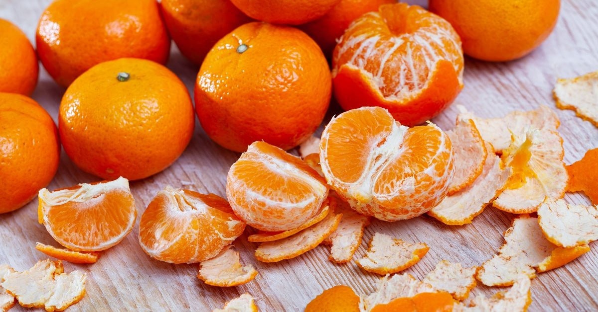 Мандаринові шкірки як добриво: як підживити квіти та грядки природним способом