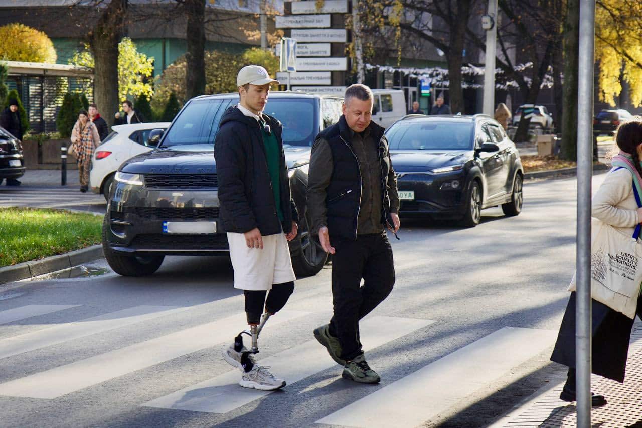 Ветерани перевірили перший безбар’єрний маршрут у Рівному Ветеран перевіряє безбар’єрний маршрут