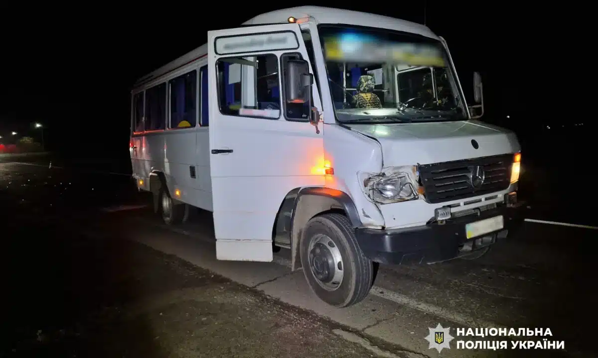 Маршрутка, під колесами якої загинула жінка.