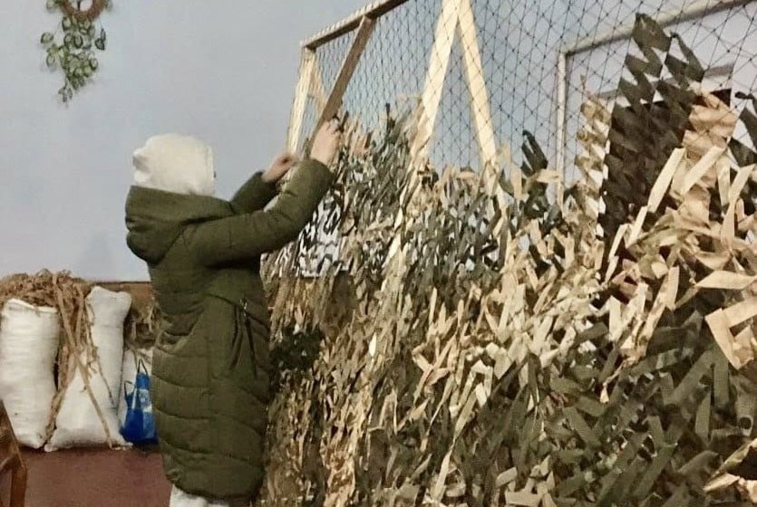 У Симонівському окрузі мешканці плетуть маскувальні сітки для військових Плетіння маскувальних сіток