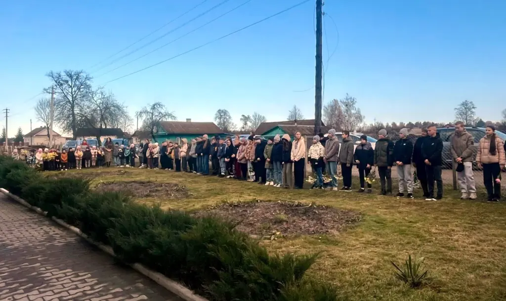 Учні прийшли вшанували пам'ять Олександра Тумаша.