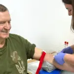 У чоловіка беруть кров у рамках акції Movember.