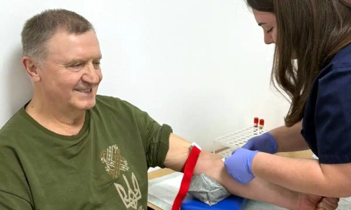 У Рівному стартував Movember. Вже 20 чоловіків здали PSA тест У чоловіка беруть кров у рамках акції Movember.