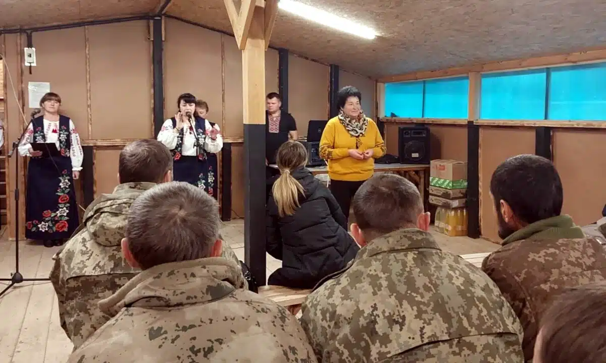 Концерт для військових дають аматори Мирогощанської громади.