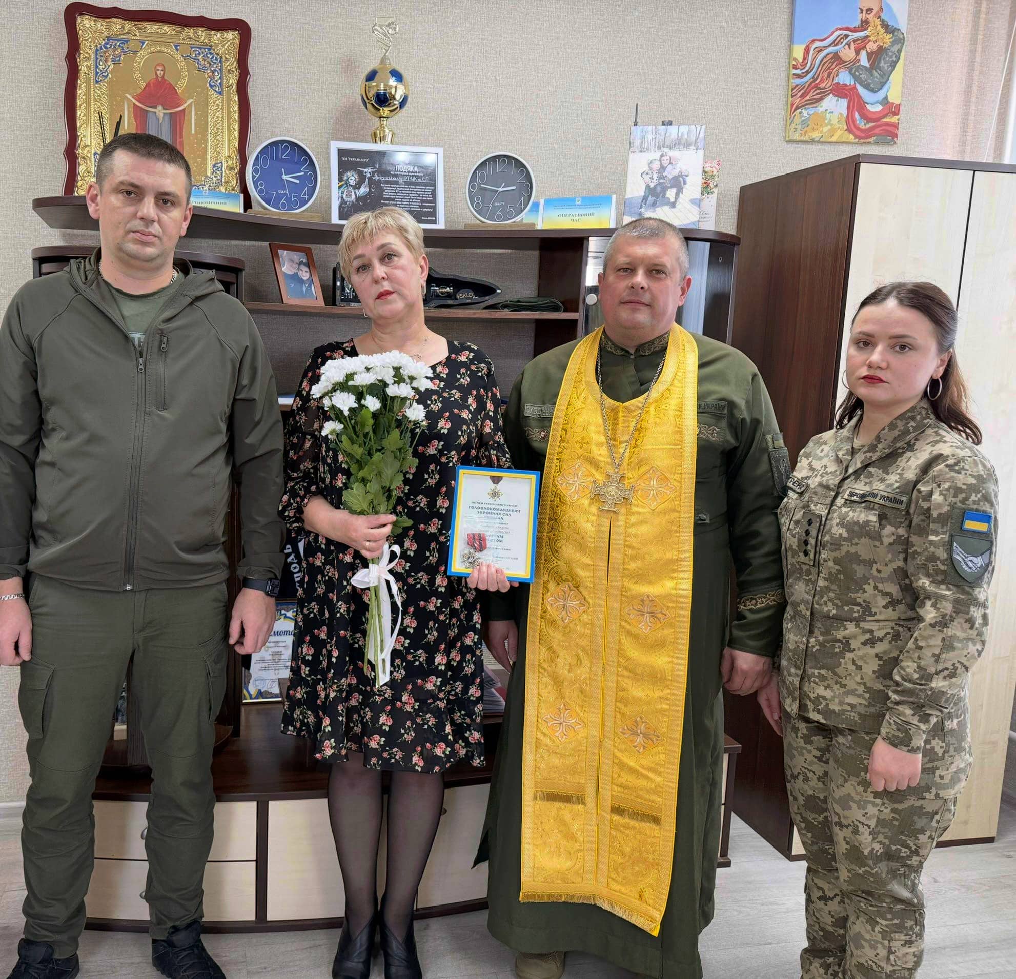 Вручення нагороди матері військовослужбовця