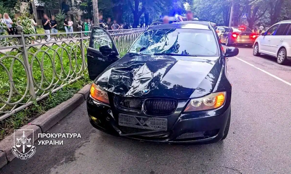 20-річний водій, який смертельно травмував пішохідку в Рівному, отримає 3 роки ув’язнення Авто, на якому 20-річний водій збив перехожу.