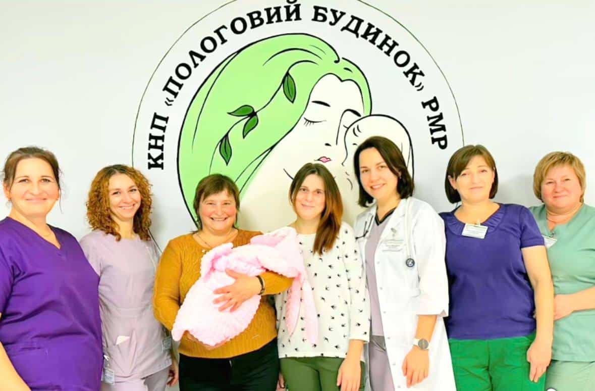 Маленька Богдана з вагою 970 грамів вирушила додому після двох місяців боротьби