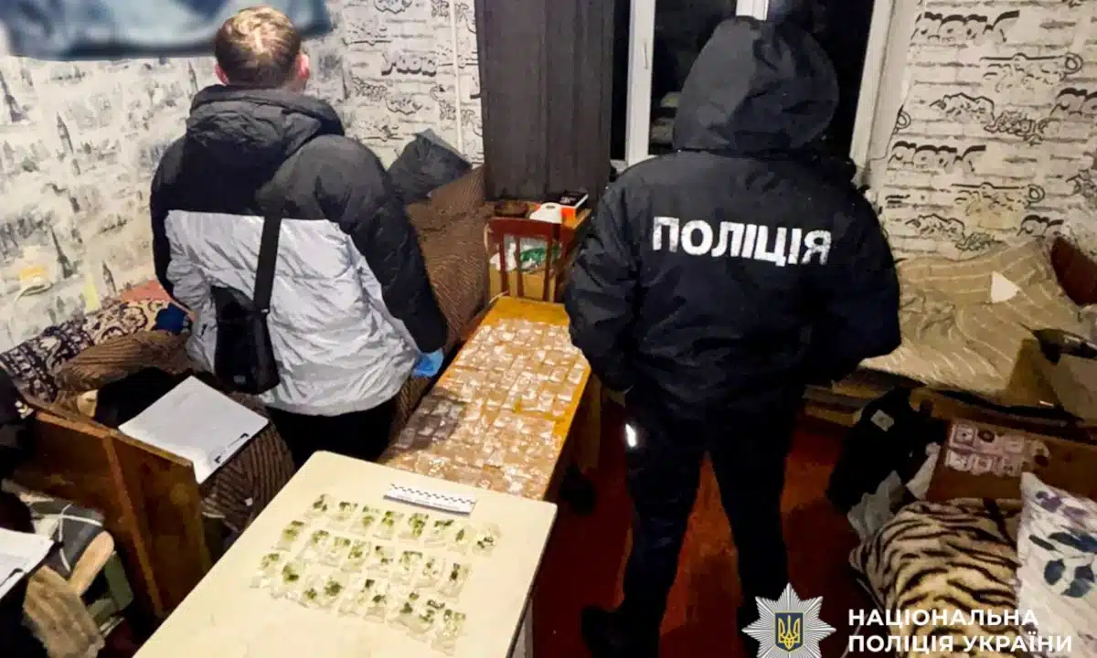 Поліція у Рівному затримує неповнолітнього, який збував психохотропні речовини.