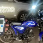 Мотоцикл і алкотестер.