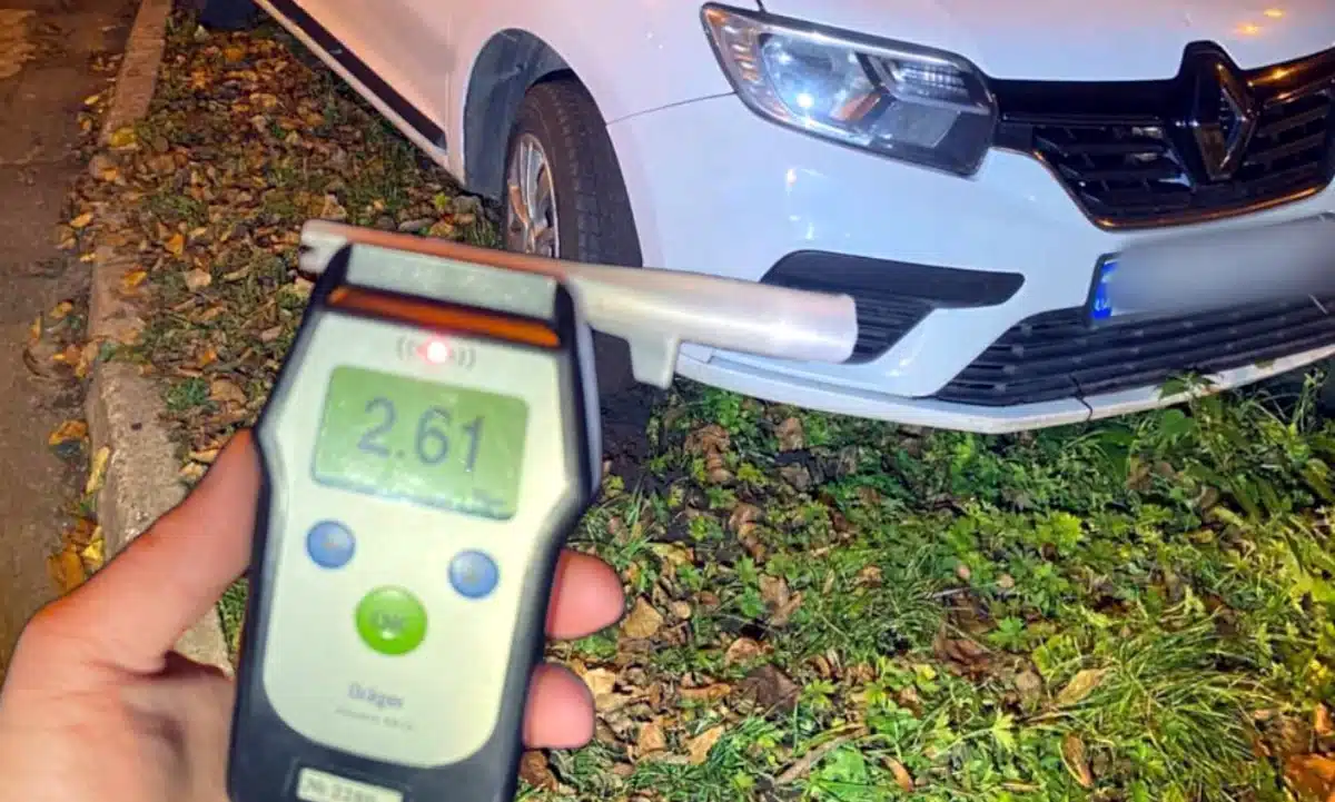 Небайдужий рівнянин викликав поліцію на п’яного водія, що заїхав на клумбу Алкотестер показує результат п'яного водія.