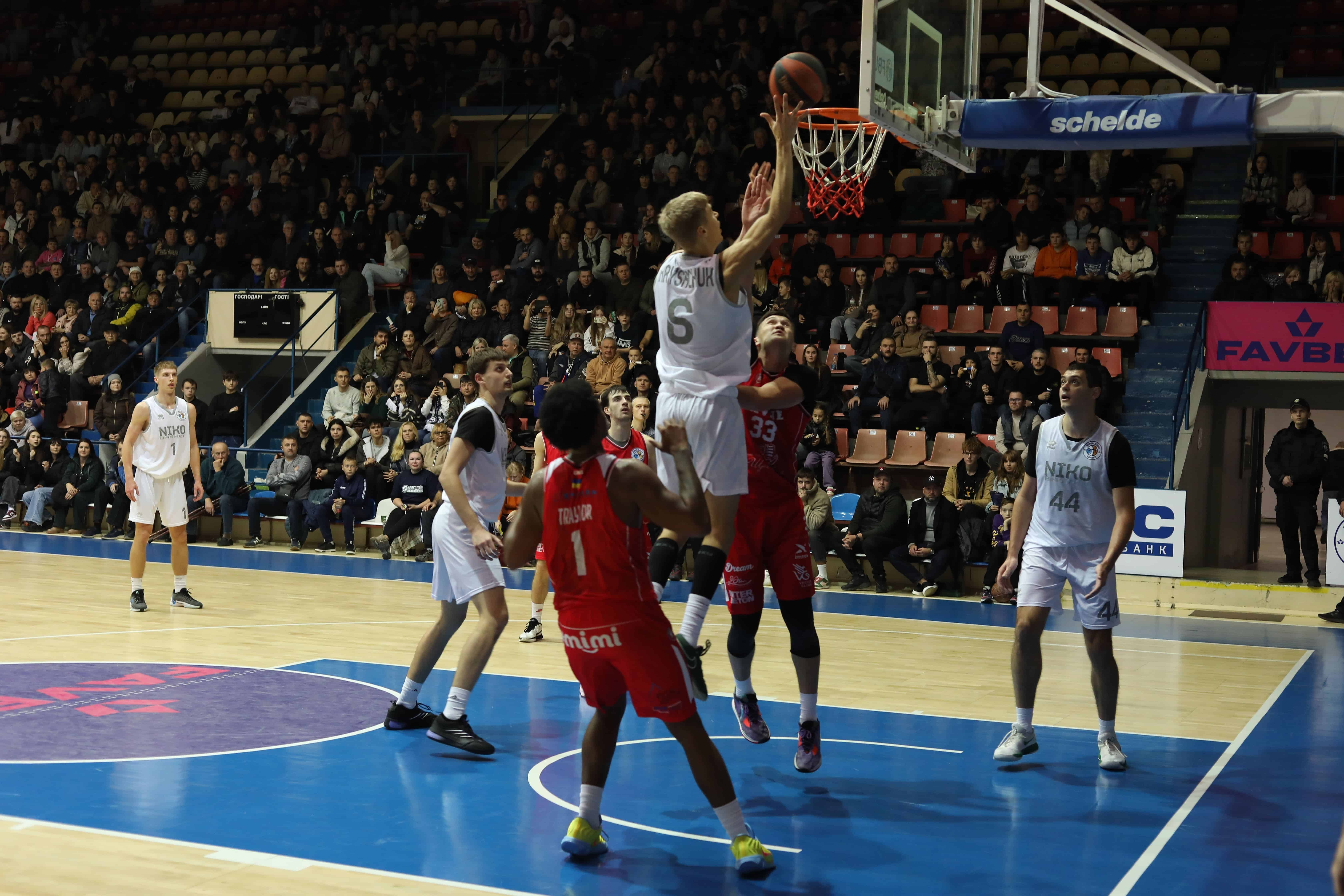 Гравці БК «Рівне»-ОШВСМ під час матчу проти «Ніко-Баскета» у Суперлізі
