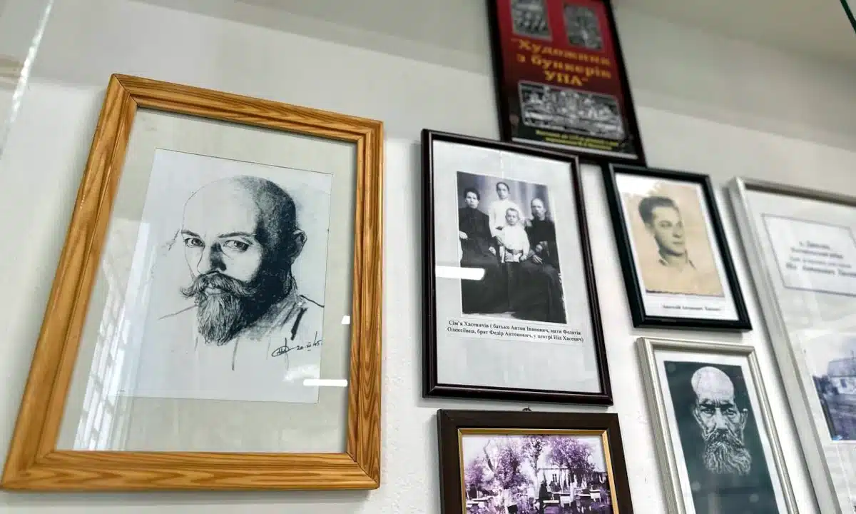 120 років Нілу Хасевичу – художнику українського підпілля родом з Костопільщини Портрет Ніла Хасевича у Костопільському краєзнавчому музеї.