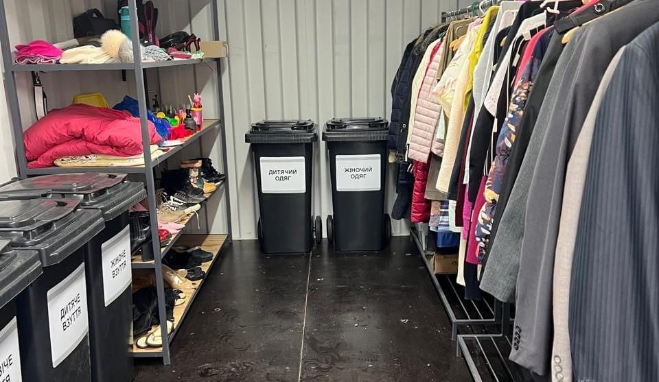 У Рівному безкоштовно віддають вживані речі в Центрі управління відходами У Рівному безкоштовно віддають вживані речі в Центрі управління відходами