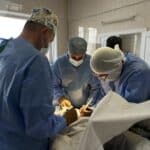 Лікарі проводять операції