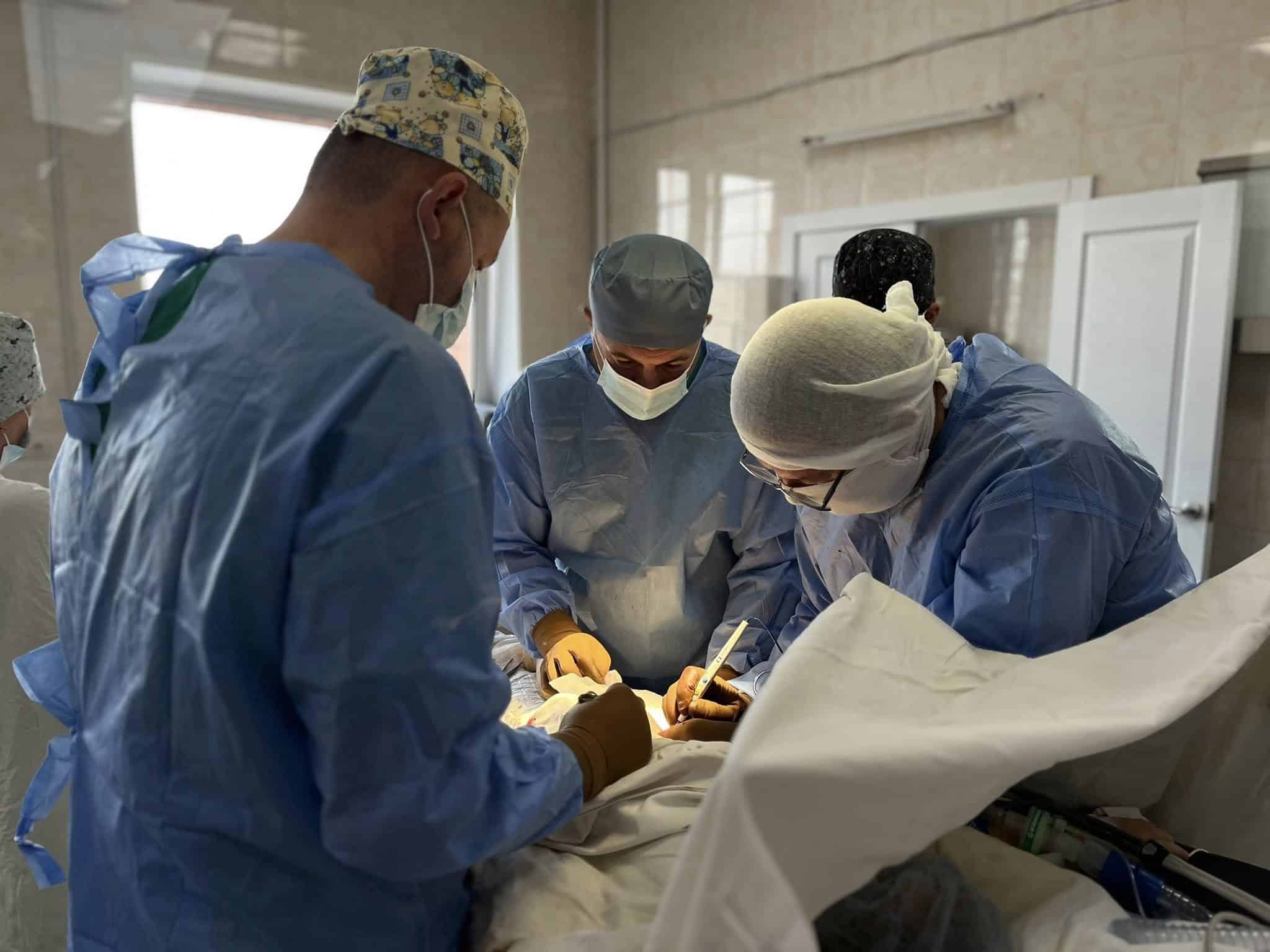 Дві складні операції на кульшових суглобах провели в дитячій лікарні Рівного Лікарі проводять операції