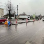 На вулиці Млинівській у Рівному встановлять острівець безпеки для пішоходів Майбутній острівець безпеки. Розкопана проїзна частина вул. Млинівська.