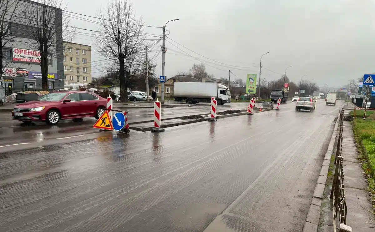 Майбутній острівець безпеки. Розкопана проїзна частина вул. Млинівська.