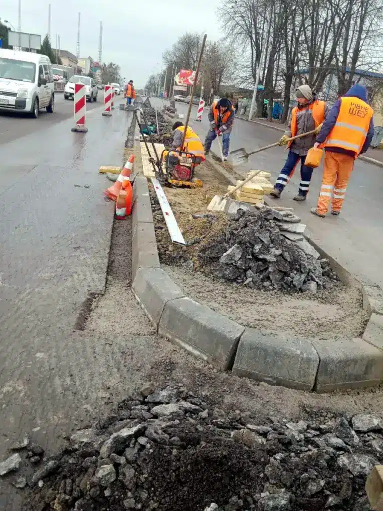 Працівники будують острівець безпеки.