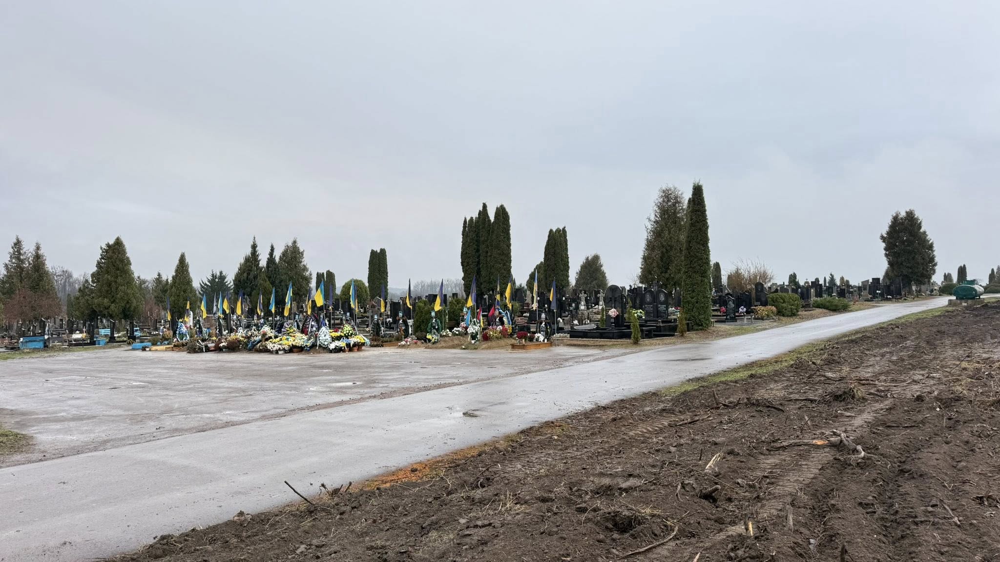 Місце для стоянки у Здолбунові на кладовищі.